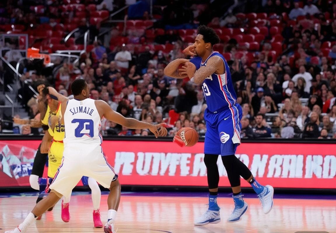 76人快船巅峰对决：恩比德伦纳德内线外线强强碰撞