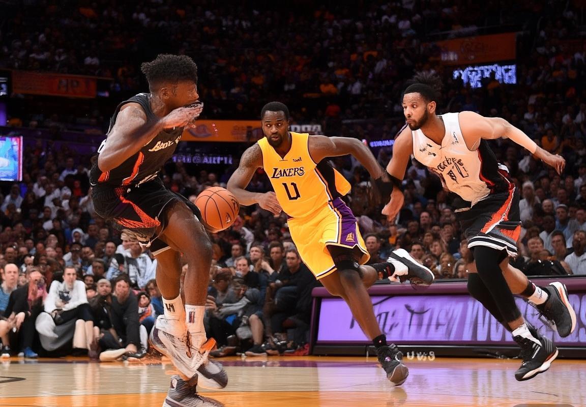 2016年斯台普斯中心：湖人老鹰快攻配合战术对决纪实(图2)